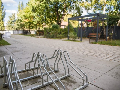 Zielone podwórka zamiast betonu. Miasta inwestują w sąsiedzką przestrzeń