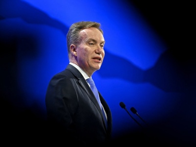 Kolejna osoba powiązana z Epsteinem. Chodzi o szefa forum w Davos