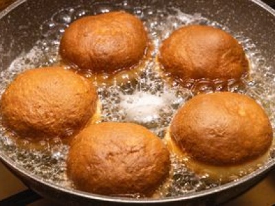 Tak należy smażyć pączki, aby były pulchne w środku i miały złocistą skórkę. Kluczowe zasady