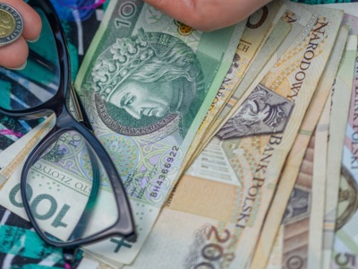 Możesz dostać refundację NFZ i od pracodawcy naraz. Jeden dokument i kilkaset złotych w kieszeni