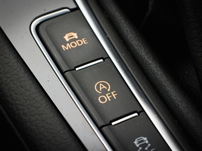 Ten przycisk z napisem OFF kierowcy wciąż źle rozumieją. A różnica jest kluczowa