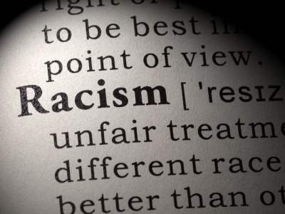 Gigant sportowy dyskryminował białych pracowników, nielegalnie uzależniał premie od rasy. Śledztwo i wniosek