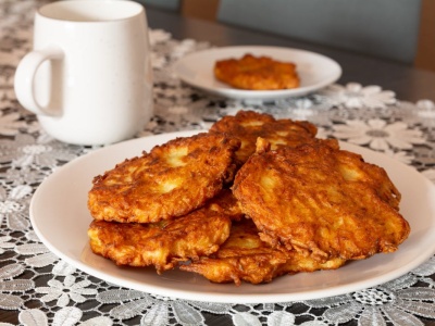 Chrupiące placki ziemniaczane bez smażenia. Ten prosty przepis zawsze się udaje