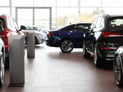 Polskie salony samochodowe świecą pustkami. Co naprawdę stało się w styczniu?