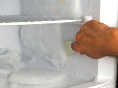 Tak rozmrażają zamrażarkę w kilka minut. Częsty błąd skraca jej żywotność