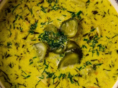 Wyjątkowa zupa ogórkowa Mateusza Gesslera. Z tymi dodatkami smakuje lepiej niż domowa