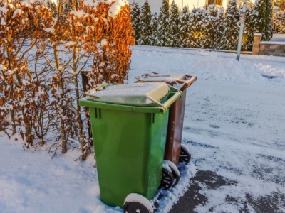 Kiedy gmina może dopłacić do wywozu odpadów? Nie musi czekać na budżet