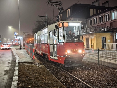 Specjalny tramwaj przeciw oblodzeniu. 105NT wyjeżdża na tory przy marznącym deszczu