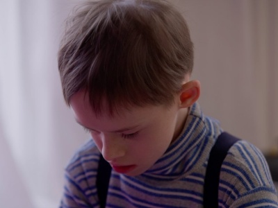 Pomagasz za szybko, za często i za bardzo. Tak nieświadomie uczysz dziecko, że sobie nie poradzi