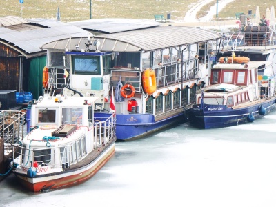 Zamarznięta Wisła w Krakowie. Statki uwięzione w lodzie