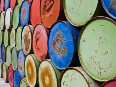 8 mln baryłek dziennie nadwyżki. Największa nadpodaż ropy w historii