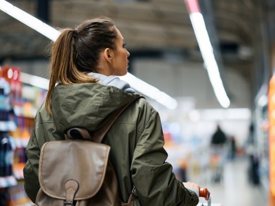 Magda ma 40 lat i próbuje coś zaoszczędzić. 