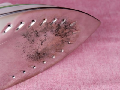 Za ten trik należy się medal. Spalenizna z żelazka schodzi jak ręką odjął