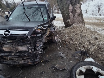 Silne zderzenie Opla z Audi. Służby informują o stanie dorosłych i dziecka