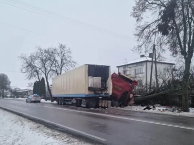 Gmina Bielany: Ciężarówką w drzewo. Jedna osoba poszkodowana