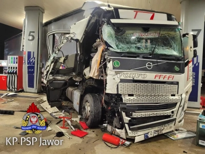 Gołoledź na MOP-ie: zestaw wpadł w poślizg i wjechał między dystrybutory z paliwem