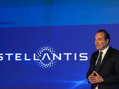 Stellantis upada i wycofuje się z elektryków