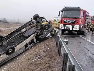 Interwencja służb na S5. Auto przebiło bariery i zawisło na skarpie