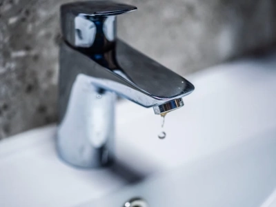 Awaria sieci wodociągowej w Chojnicach. Braki w dostawie wody na dwóch ulicach