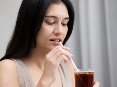 Stomatolog: Popularne napoje „rozpuszczają” zęby Polaków