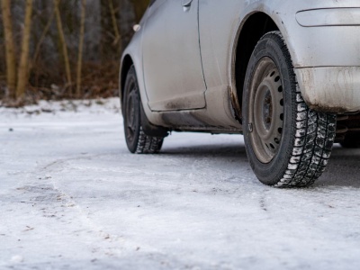 Jeden błąd zimą popełnia większość kierowców. Auto traci przyczepność i zaczyna 