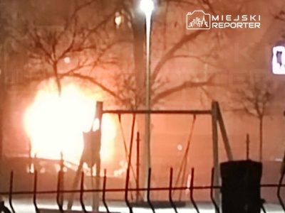 Pożar busa na Bielanach. Pojazd był częściowo w ogniu