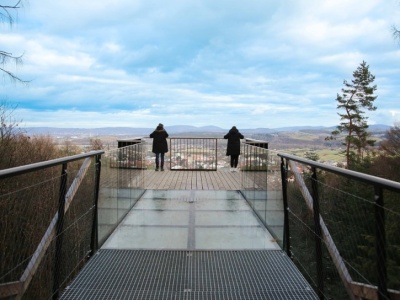 Tego miejsca turyści prawie nie znają. Spacer w koronach drzew zupełnie za darmo