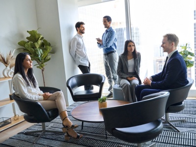 AI zabiera pierwsze szczeble kariery. Młodzi pracownicy stają się niepotrzebni