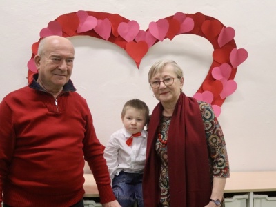 Rodzice wychowują, dziadkowie rozpieszczają.  Dzień Babci i Dziadka w przedszkolu w Trzyńcu  