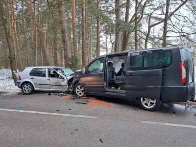 Czołowe zderzenie osobówki z busem. Jedna osoba zginęła, 5 trafiło do szpitala