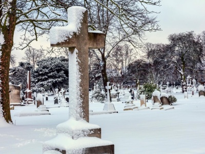 Ekstremalne warunki i ciężki sprzęt na podlaskich cmentarzach. 