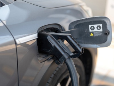 Zdziwisz się, ile elektryków jeździ już po Polsce. Raport za 2025 rok to 