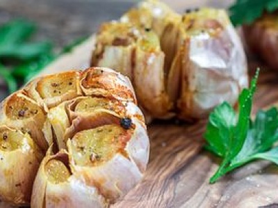 Nie rób tego z czosnkiem. Straci swój aromat albo stanie się gorzki i popsuje całe danie