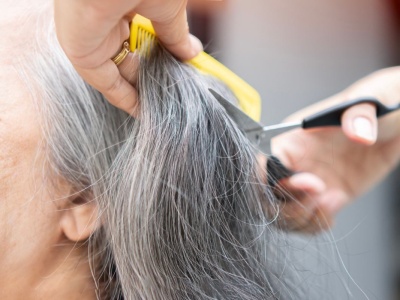Siwe włosy będą wyglądać olśniewająco. Poproś fryzjera o grey loba