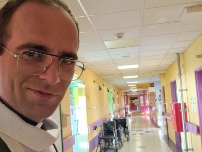 Kapelan szpitala: mogę od razu chwycić za serce