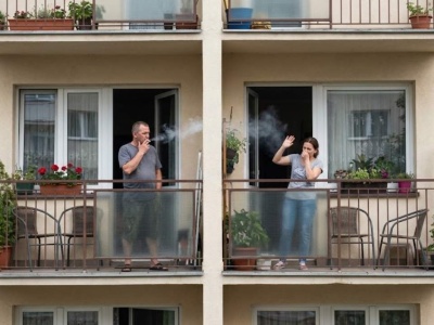 Sąsiad smrodzi paleniem papierosów? Prawo pozwala na interwencję