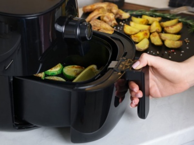 Air fryer kontra piekarnik. Raz na zawsze ustalamy, co wychodzi taniej