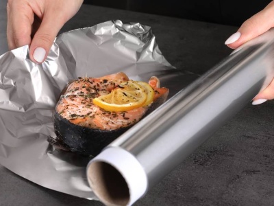 Która strona folii aluminiowej służy do pieczenia? Ten błąd popełnia większość z nas