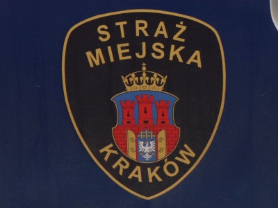 Seniorka przewróciła się w mieszkaniu i córka nie mogła jej podnieść. Interweniowała Straż Miejska