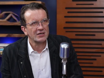 Tomasz Kot parodiuje Grzegorza Brauna