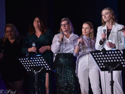 Zimowy koncert Zespołu Wokalnego Perspektywa w Raciborzu przyciągnął publiczność do Strzechy