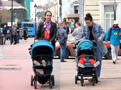 Jest mamą i próbuje pogodzić to z pracą. 