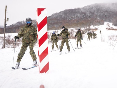 Piękna zima i trudne warunki w Bieszczadach. Straż Graniczna i GOPR ćwiczyli na nartach