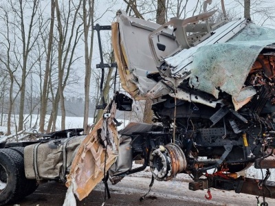 Dramatyczny poranek. Ciężarówka uderzyła w drzewo, pod naczepą uwięziona kobieta