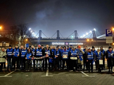 Niebieskie kamizelki pod stadionem Wisły. Na meczu było blisko 21 tysięcy kibiców