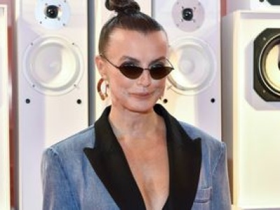 Zapozowała w futrze i rajstopach. 