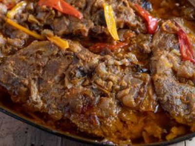 Kotlety schabowe po węgiersku sprawdzą się na niedzielny obiad. Pyszne i nie trzeba ich panierować