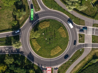 Rondo wciąż budzi emocje. Czy można objeżdżać je prawym pasem? Przepisy są jasne