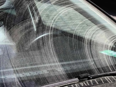 Wycieraczki smużą? Zanim pobiegniesz do sklepu, zastosuj ten trik