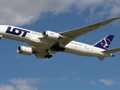 Awaria samolotu LOT-u. Musiał zawrócić. Na pokładzie prawie 300 osób